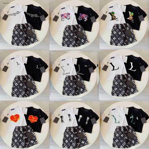 Yeni Bebek T-Shirts Suit Yüksek Kaliteli Yaz Çocukları Trailsits Boyut 100-150 Kısa Kollu ve Logo Çiçek Baskı Şortları Jan20