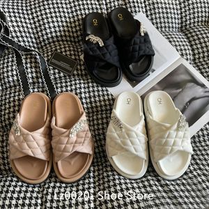 Kadınlar Düz Topuklu Tasarımcı Sandalet Çift C kanallı platform Tazz Terlik Kapitone Üst Sürgülü Kapak Plajı Açık Mekan Sandalet Paris Tasarımcı Ayakkabı