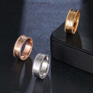 Tasarımcı Ring Van Van dört yapraklı yonca lüks üst mücevher pürüzsüz oyulmuş baskı yüzüğü yüksek kaliteli klasik moda kadınlar gündüzleri gün van clee mücevher hediyesi