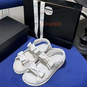 Slaytlar Tasarımcı Sandal Chaneles Heels Ayakkabı Rüzgar Yay Sandalet Plaj Taşınması Toe Toe Sports Inspiric Elmas Damalı Düz ​​Alt Yüksek ET1X