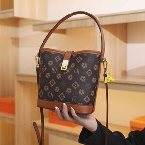 Popüler Baskılı Kova Yeni Sıcak Satış Kadınlar İçin Yüksek Kaliteli Tek Omuz Crossbody Bag 2024% 78 Mağaza Toptan Satış