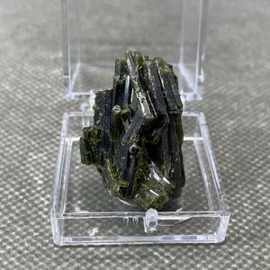 Dekoratif figürler! Doğal Brezilya Yeşil Turmalin Mineral Kristal Örnekler Taşlar ve Kristaller Kuvars Kutusu Boyutu 3.4cm