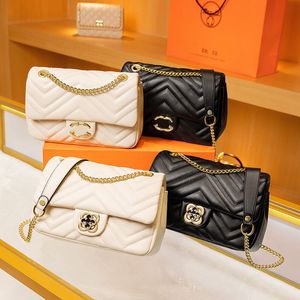 Bahar Yeni Aşk Clover Lingge Crossbody Bag Moda ve Şık Tek Omuz Zinciri Çantası Çok yönlü erik Çiçeği Kilit Kadın Çantası