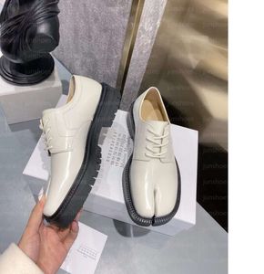 2024 Women Tabi Loafers Tasarımcı Maison Split Tepe Ayakkabı Moda Erkekler Tabi Dantel Up Loafers Lüks Margiela MM6 Buzağı Deri Platform Küçük Deri Ayakkabı66