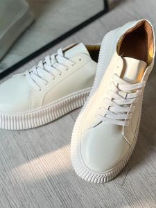2024 Dantel Yukarı Küçük Beyaz Ayakkabılar Modaya Modeli ve Erkekler Kalın Taban Yuvarlak Toe Yükseltilmiş Sünger Kek Ayakkabıları Yaz Erkekler Tahta Ayakkabıları Çok Çeyrek Sıradan Nefes Alabilir Ayakkabı
