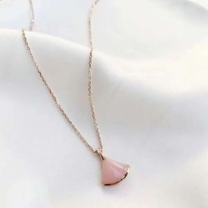 2024Bulgarilies V Gold Designer Colar Feminino Natural Rosa Fritillaria Clavícula Corrente Banhada com Ouro Rosa Pingente de Alta Qualidade Designer de Jóias para MulheresQ4