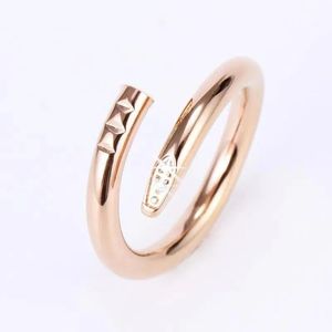 Tasarımcı Yüzük Kadınlar Erkekler Lüks Klasik Tırnak Yüzüğü Moda Unisex Cuff Ring Çift Yüzük Altın Yüzük Taskı Mücevher Hediye Paty