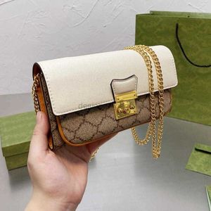 Crossbody zincir çantalar lüks tasarımcı marka moda omuz çantaları çanta kadınlar mektup çanta telefon çanta cüzdan totes metalik bayan asma kilit mini en iyi kalite