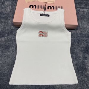 Дизайнерская футболка Женские майки Майка из хлопковой смеси с вышивкой анаграммами Шорты Дизайнерский костюм Трикотажные женские укороченные трикотажные женские топы