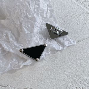 Popular metal garanhão designer brincos triângulo decorar clipe em brincos 1JO720_2DSP_F0002 cor prata preto branco gota brinco de luxo jewerly ZB044 B4