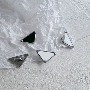 Moda küpe lüks aşk küpeler kadın metal üçgen emaye hediyeleri orecchini gümüş kaplama retro düz tasarımcı saplama cazip zb044 b4