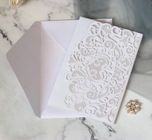 Cartão de convites de casamento de 50pcs com envelopes titular de inserção de impressão cardíaca Mariage Birthday Party Supplies