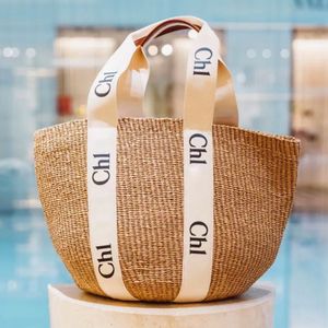 Woody Straw Designer Rafias Shop Beach Bag Kadın Lüksler Çanta Yaz Tığ Büzücü Tote Çanta Lady Dokunma Pochette Mens Crossbody Debriyaj Seyahat Omuz Çantaları