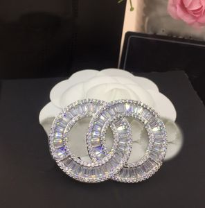 CH Brooch Crystal Tasarımcı Marka Takı El Seti Doğal Kristal Elmaslar Tasarımcı Top Pins Premium Hediye 666 için Gelişmiş Retro Broşlar