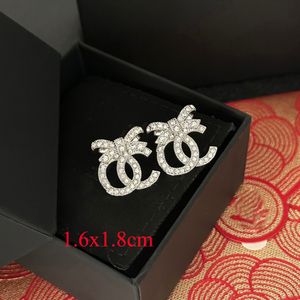 Lüks kadın cazibesi küpeler bowknot kristal rhinestone küpe mektubu c tasarımcı mücevher moda 925 gümüş kaplama metal küpe aksesuarları hediyeler geri damgası