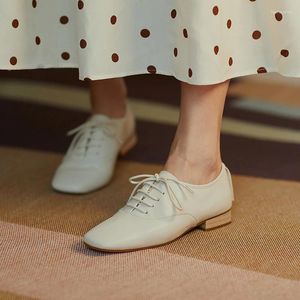 Модельные туфли, женские весенне-осенние туфли из воловьей кожи, простые туфли с квадратной головкой и перекрестной перевязкой, низкий каблук, подошва из коровьего сухожилия