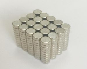 2017 Yepyeni 200pcs Süper Güçlü Yuvarlak Disk Ndfeb Mıknatıslar Dia 4x2mm N52 Nadir Dünya Neodymiyum Craft DIY Magnet 8040077