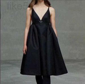 Temel gündelik elbiseler tasarımcı pist elbise markası paris p ters üçgen bahar/yaz yeni ürün elbisesi siyah sırtsız stil v yaka asılı kayış elbisesi kadınlar için