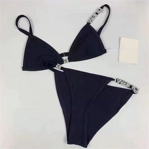 Bikini Designer Kadın Mayo Seksi Minimalist Plaj Maması Takım Klasik İki Parçalı Set ve Mühendebe Çıkartmaları ile Moda Siyah iç çamaşırı