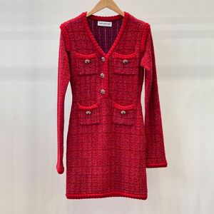 Designerkleid, roter kurzer Rock, Kinder-V-Ausschnitt, lange Ärmel, Gesäß umwickelt, schmaler Strickkleid-Trend 2024
