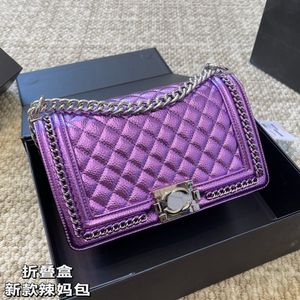 Lüks tasarımcı crossbody çanta kadın çanta omuz omuz çantası metal zincir sırt çantası büyük kapasiteli telefon kasası ruj makyaj çantası donanım kilit tokası toka elmas kafes