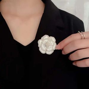Broche Toptan Tasarımcı Camellia Brooches Kadın Klasik Zarif Stil İnci Çiçek Broş Pin Kıyafet Giyim Dekorasyonu