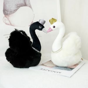 2024 Prenses Taç Black Swan Peluş Oyuncak Peal Kolyesi Beyaz Kuğu Çift Kraliçe Peluş Düğün Dekor Bebekleri Şimdiki 28cm