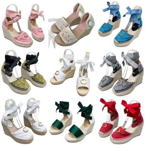 Sandalet Mektup Marka Tasarımcı Ayakkabı Kadınlar Yaz Yüksek Topuklu Tuval Bezi Balıkçı Ayakkabı Saman Saman Platform Ayakkabıları Bowties Döküm Lüks Yeni Moda Kama Topuk