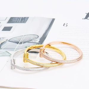 2023 Neues Kristall-T-Armband Paar Mode zweireihiges Diamant-Manschettenarmband Geschenk 18 Karat Gold Designer-Armband für Frauen