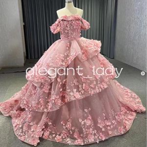 Rosa rosa princesa quinceanera vestidos fora do ombro 3d flor babados em camadas saia espartilho vestidos de debutante ouro rosa