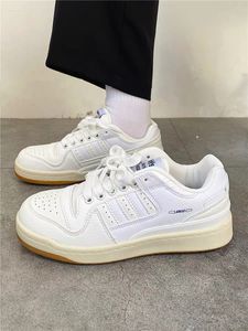 2023 Yeni Bahar ve Yaz Hong Kong Stil Çiftler Çok yönlü küçük beyaz ayakkabılar Moda küçük kalabalık retro spor masa ayakkabıları erkek Çin-şık
