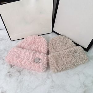 Ünlü marka mektubu Kakma kristal Beanie Cap Kadın Tasarımcı Takılmış Eğlence Spor Kafatası Kapakları Kış Peluş Peluş Örme Şapka Düz Renk Sıcak Moda Aksesuarları