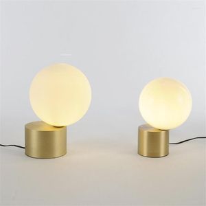 Masa lambaları Modern cam küre LED lamba için yatak odası masası ışıkları başucu metal demir sanat oturma odası çalışması
