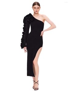 Sıradan elbiseler Sonbahar kadın siyah seksi bir omuz uzun kolu fırfırlı kesilmiş yüksek bölünmüş midi bandaj bodycon ünlü parti 2023 elbise