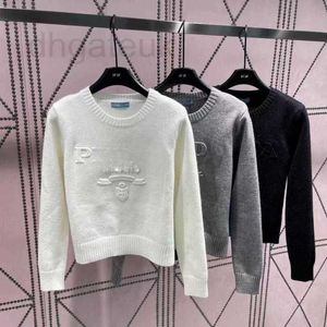 Kadın Sweaters Designer 23SS Yeni Sweater Sonbahar Modaya Modaya Modaya Modaya Gizli Uzun Kaldırılmış Üstü İnce Pullover Tasarımcı Sweater Beyaz İnce Örme Gömlek Kadın Giysileri Ve1i