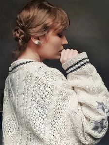 Suéteres femininos Tay Cardigan com estrelas bordadas lor Button Up Chunky Cable Camisola de malha grossa e quente Swif t Folklore 230904
