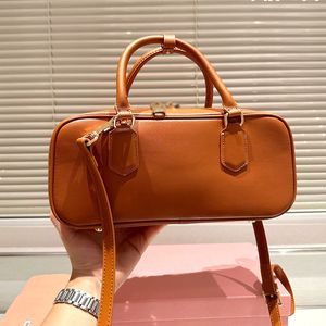 Moda tasarımcı çantası saf deri malzeme çok yumuşak çanta kapasitesi de çok iyi retro oynak yastık torbası tipi 22x29 kutu