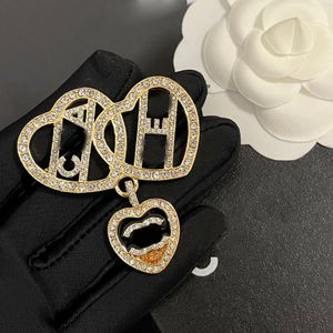 Brand Designer Letter Pins Brooches Women inlay Crystal Heart Never Fading Stainless Steel Sweater Cape Buckle Brooch Suit Pin Wedding Party Jewerlry Accessories