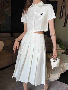 Temel gündelik elbiseler pra markaları bayanlar iki parça elbise gömlek seti moda tasarımcısı beyaz kısa tişört yan yarık etek 2pcs takım elbise iki parçalı balo elbise l230916