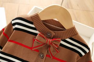 Костюм для девочек 2023, осень и зима, новый стиль, полосатый вязаный свитер для маленьких девочек, модная плиссированная юбка, комплект из двух предметов Q230916