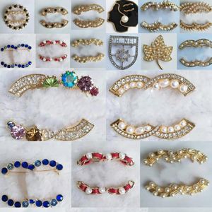 Un sacco di stili misti Spilla Pins 18K placcato oro perla di cristallo lettere spille donne designer di marca di lusso ottone metallo gioielli accessori regalo