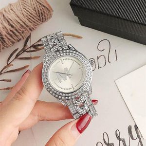 Marka Watches Kadın Lady Girl Diamond Crystal Büyük Harfleri Stil Metal Çelik Band Kuvars Bilek Saati Oldukça Dayanıklı Hediye Grace High2552