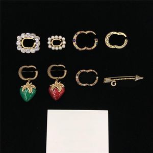 Chic Lady Lapel Pins Çift harfli elmas broşlar çilek kolye broş rhinestone pin takı ile hediye kutusu358o