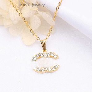 Jewelrys Designer Kadın Lüks Tasarımcı Çift Mektup Kolye N Kolye Basit 18K Altın Kaplama Kristal İnci Rhinestone Yeni Kolye Düğün Partisi Takı Acces