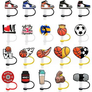Cartoon Silikon Stroh Topper Kappe PVC Staub Stecker Basketball Schuh Sport Strohhalme Spitze Dekoration Charms Großhandel