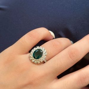 Lüks Emerald Ring Tasarımcısı Elmas Yüzük Kadınlar İçin Klasik Ayçiçeği Nişan Yüzüğü En Kalite 925 STERLING Gümüş Takı