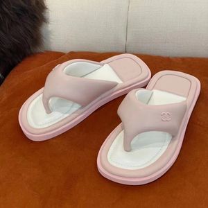 İyi nefes alabilirliğe sahip tasarımcı sandaletler yaz aşınması için uygundur ve ev seyahati için gereklidir Güzel ayak şekli kadınlar