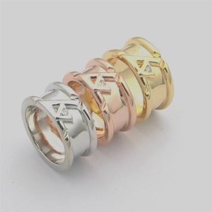 Anello stile Europa America Lady Donna Impostazioni in acciaio al titanio Diamanti incisi V Iniziali Volt Anelli larghi a fascia misura US6-US9 Twi243c