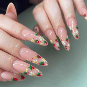 Стильные накладные ногти — длинный заостренный дизайн со сладкими цветами клубники, идеально подходящий для летней атмосферы