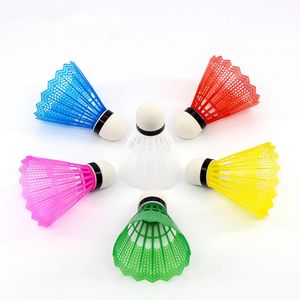 Toplar Açık Mekan Malzemeleri Renkli Badminton Taşınabilir Seyahat Ürünleri Spor Eğitimi Shuttlecocks 12pcs 230927